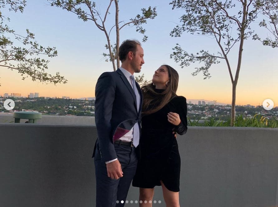 Eso ha hecho especular a algunos de que quizás existe un motivo, más allá del amor, para que la hija del 'El Potrillo' haya decidido consagrarse en matrimonio. 
<br>