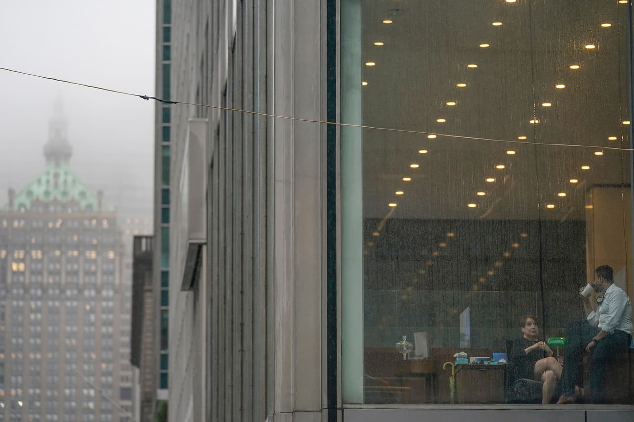 La lluvia y la niebla frente a la ventana de una oficina en Nueva York. En el Estado de New Hampshire hubo alrededor de 6,000 cortes de energía, pero no hubo daños importantes.