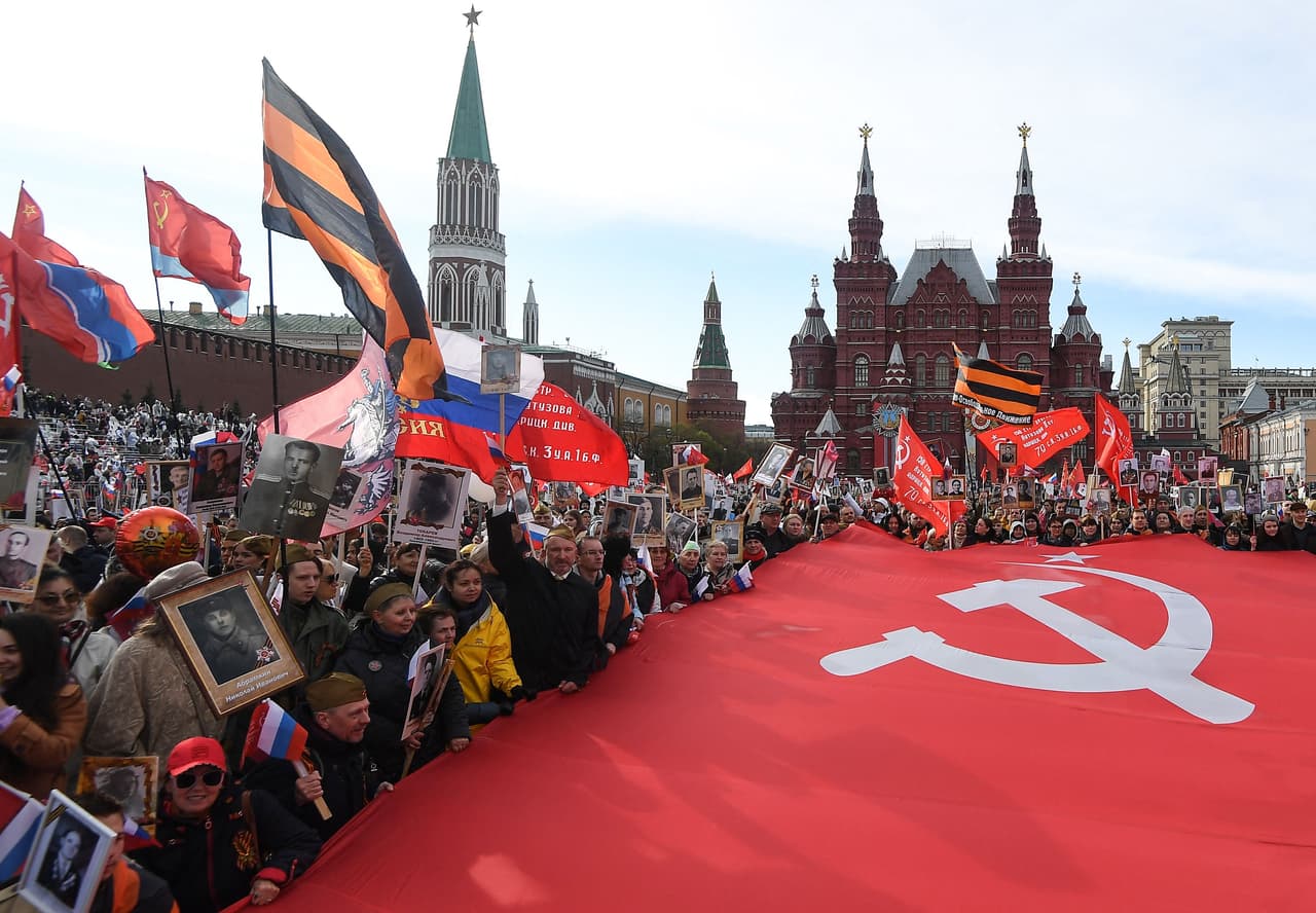 Algunos rusos temen que Putin lo use para implementar una amplia movilización de tropas para reforzar las fuerzas de Rusia, aunque el Kremlin lo niega. Las banderas soviéticas rojas y las cintas militares a rayas naranjas y negras se exhiben en las ciudades y pueblos rusos.
<br>
<br>