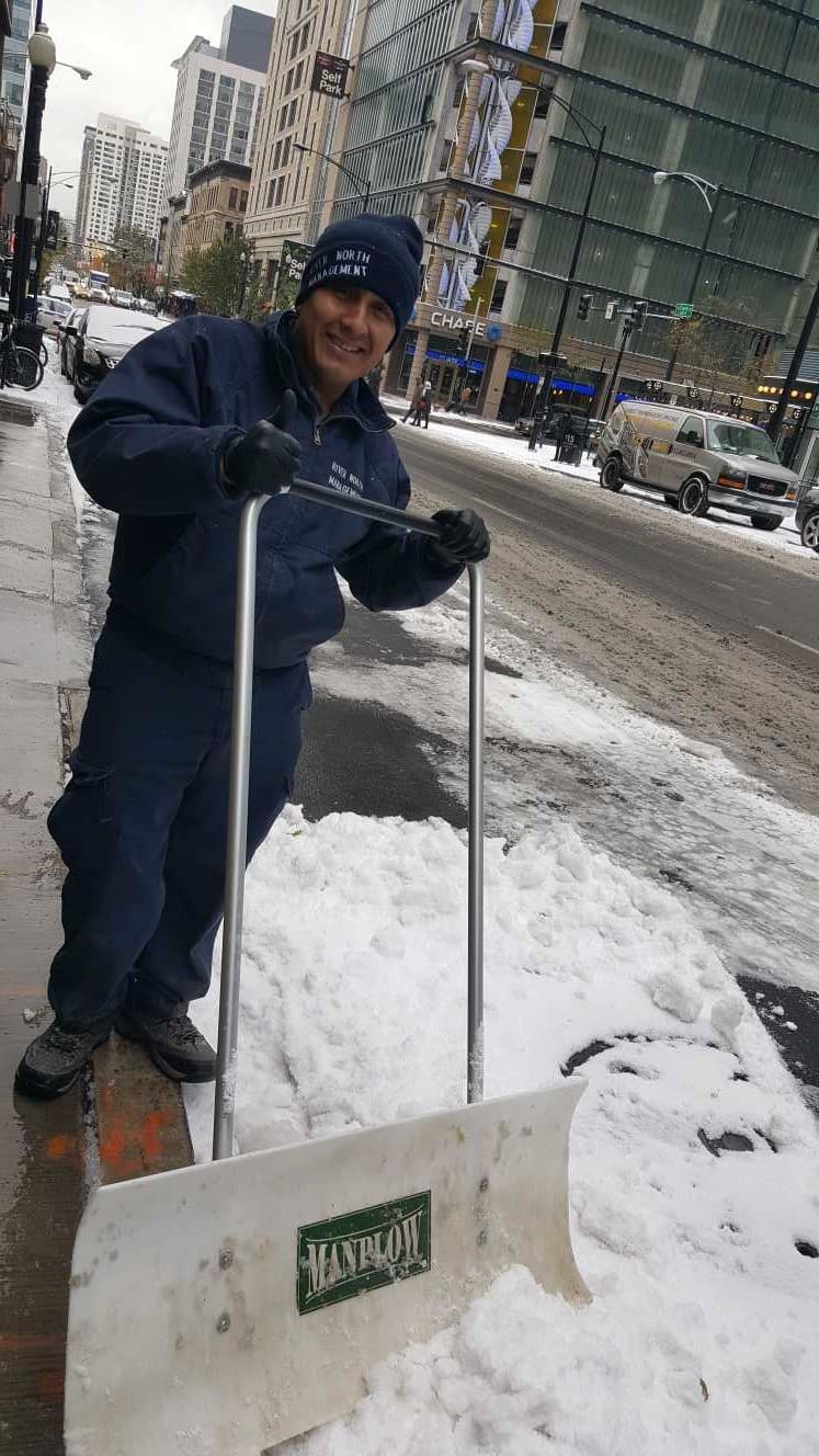 La Ciudad de los Vientos se pintó de blanco este viernes con la primera nevada del año que dejó un poco de acumulación en las calles y nos regaló fotos que parecen salidas de una postal.