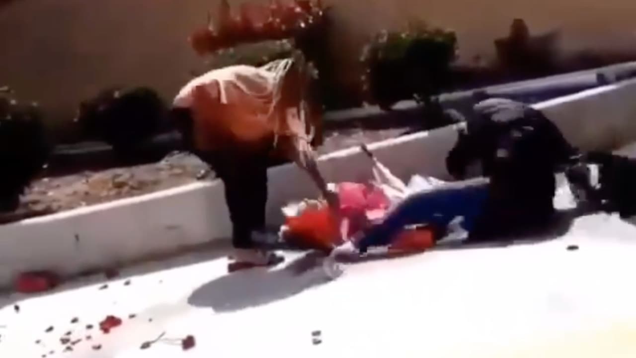 En video: Un vendedor de flores es atacado por una mujer afuera del Cementerio Inglewood Park
