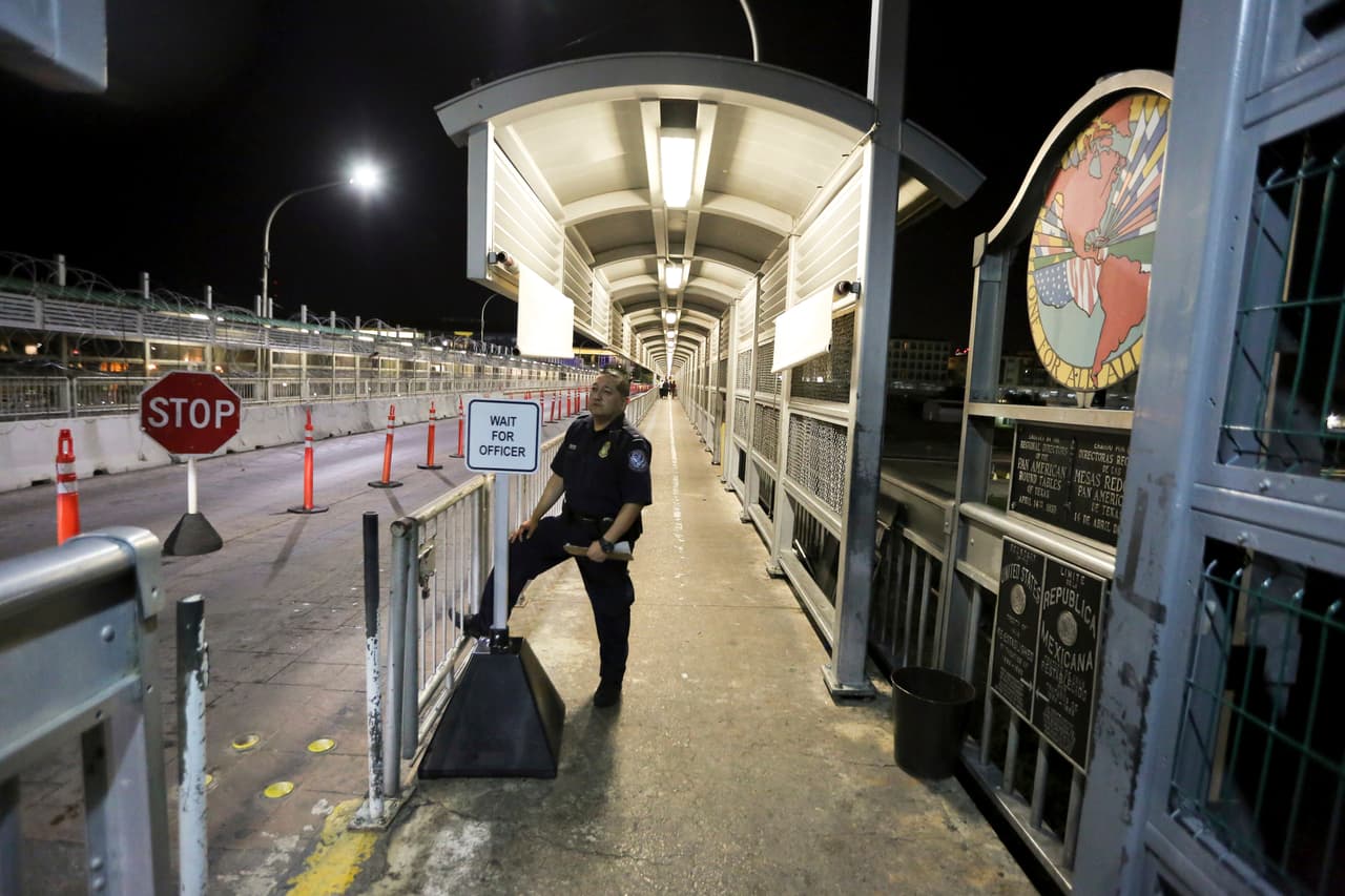 Un agente de la Oficina de Aduanas y Protección Fronteriza espera la llegada de migrantes que acudirán a su cita para pedir asilo en el puente que une Laredo con Nuevo Laredo.