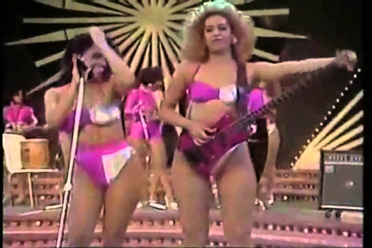 El primer grupo femenino de merengue causó sensación con sus sensuales vestimentas y movimientos de baile. Uno de los éxitos de las dominicanas fue 'El negro no puede', adaptación de un hit de Camerún que años después Shakira grabaría como 'Waka Waka'.