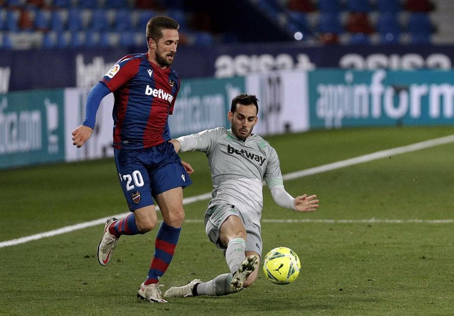 Levante se impone 4-3 ante el Real Betis en un intenso partido, donde los mexicanos Andrés Guardado y Diego Lainez tuvieron minutos en el campo. Los goles por parte de los 'granotas' corrieron a cargo de Oscar Duarte, doblete de Morales Nogales, Roger Martí y Roberto Suárez. Aissa Mandi y Sergio Canales descontaron para el Betis.