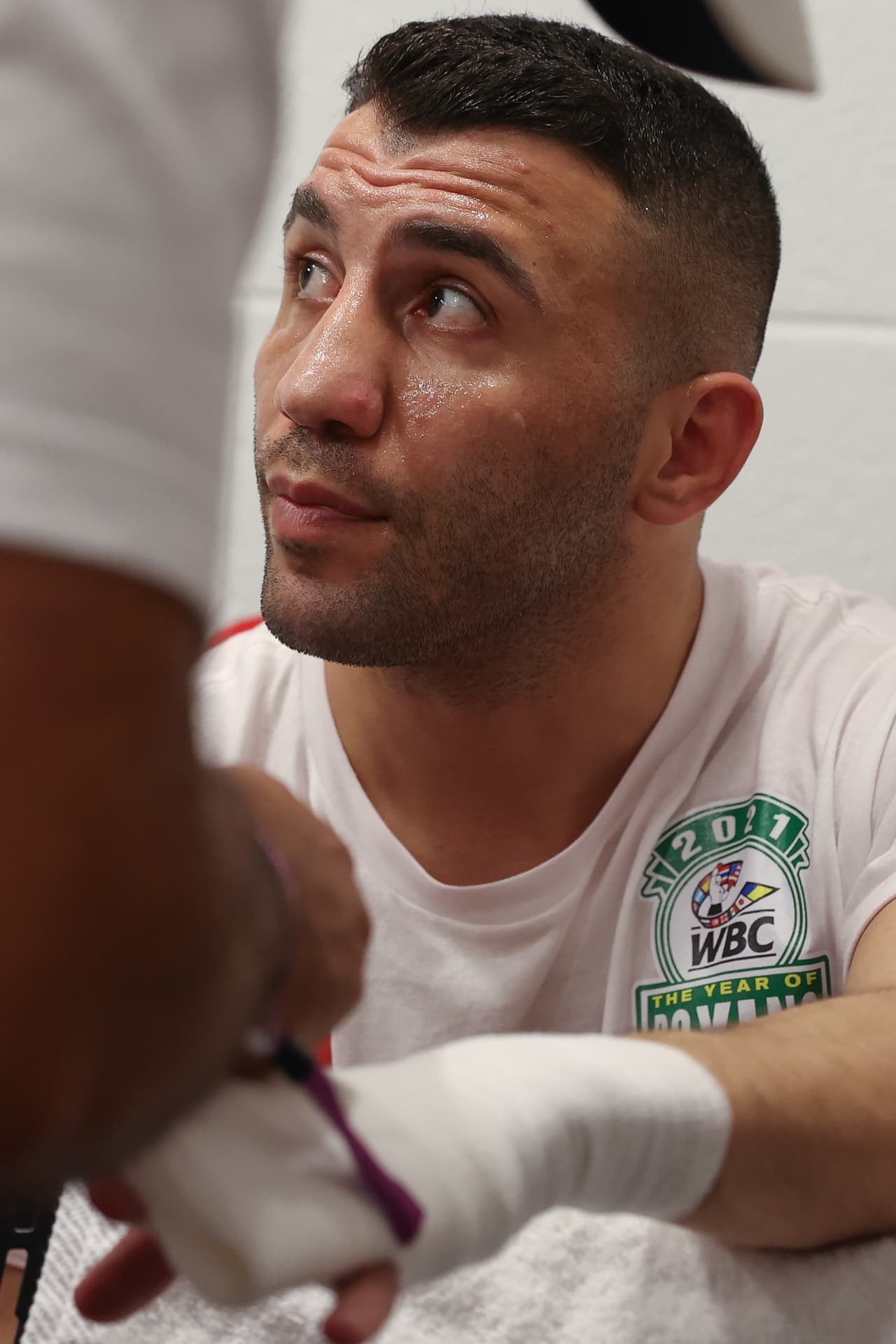 ¡Así se viven los instantes previos al pleito Canelo vs Yildirim! | Ambos combatientes ya se alistan en las instalaciones del Hard Rock Stadium.
