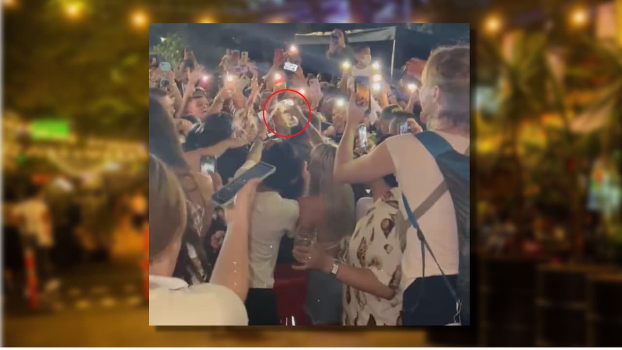 La identidad de la joven que atacó a la intérprete de 
<a href="https://www.univision.com/famosos/sofia-vergara-foto-con-pelo-azul-y-bikini-inspirada-en-karol-g" target="_blank">‘MAMIII’ , </a>fue revelada por furiosos internautas que cuestionaron el acto de la mujer que se hace llamar en Instagram Kim, sin embargo,
<a href="https://www.eltiempo.com/cultura/gente/karol-g-aparecio-en-redes-sociales-la-persona-que-le-tiro-cerveza-669465" target="_blank">en cuestión de minutos la red social, le cerró sus cuentas</a>
<b>. </b>