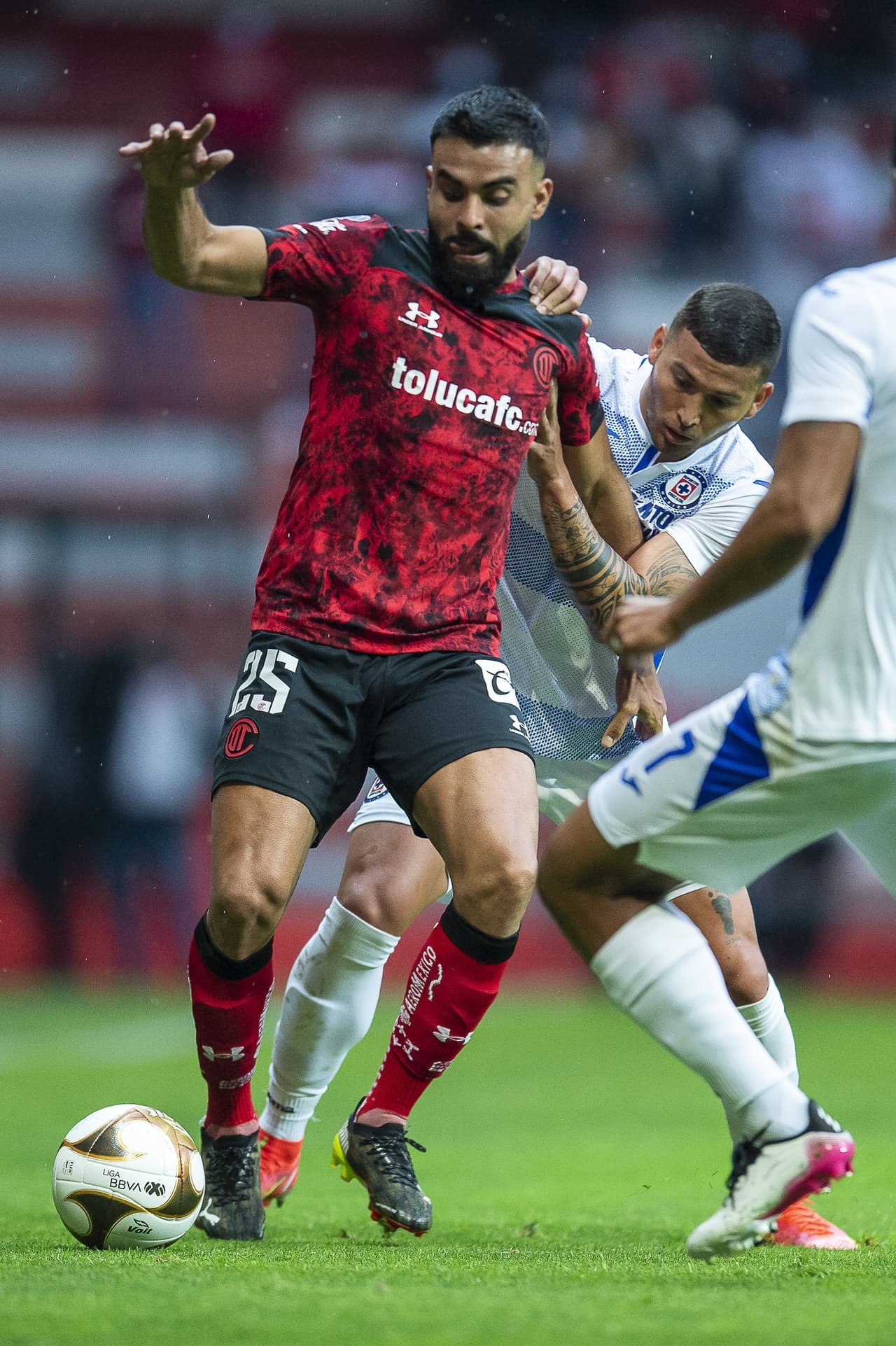 Con dos goles desde el manchón penal, Toluca vence 2-1 a Cruz Azul en el infierno y rompen la racha de la máquina de 19 partidos sin ver la derrota.