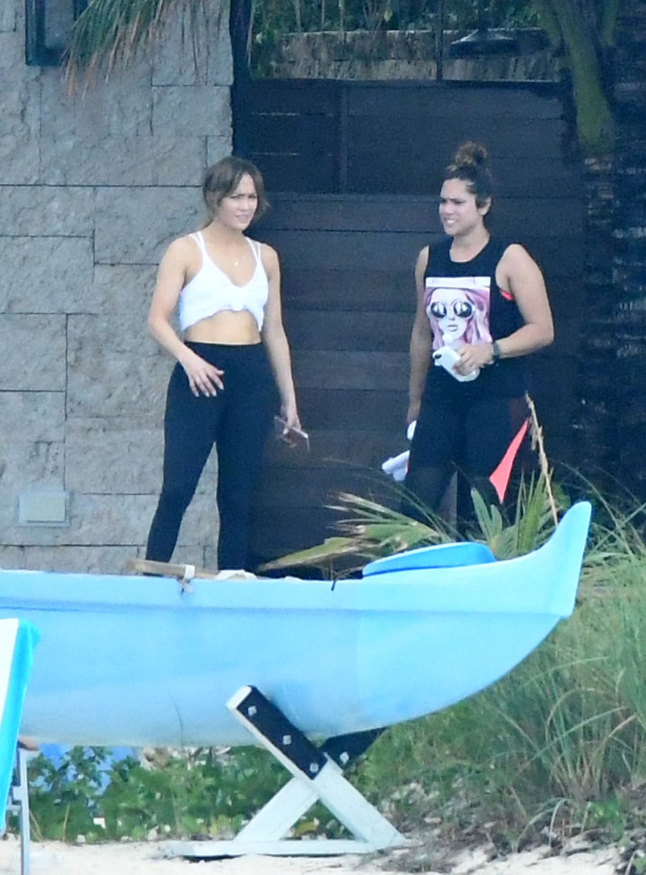 Jennifer Lopez muestra su abdomen mientras trabajaba por segundo día consecutivo mientras estaba de vacaciones con su nuevo novio Alex Rodríguez en Bakers Bay Golf & Ocean Club en las Bahamas.