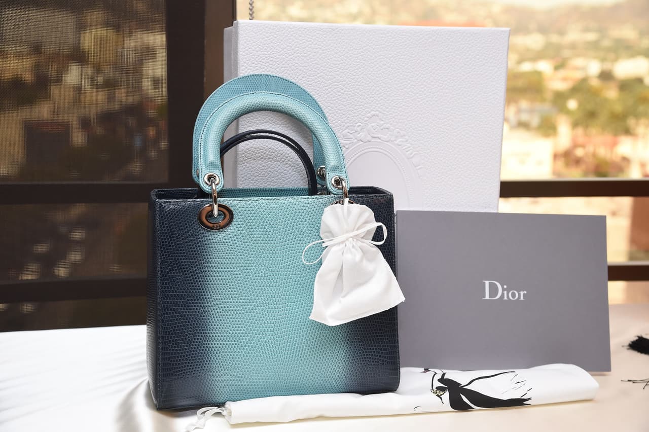 En estos 25 años de comercializarlo, Dior ha creado una variedad de productos, de diferentes tamaños: carteras, tarjeteros, minibolsos, y lo ha reeditado con distintos materiales y estampados.