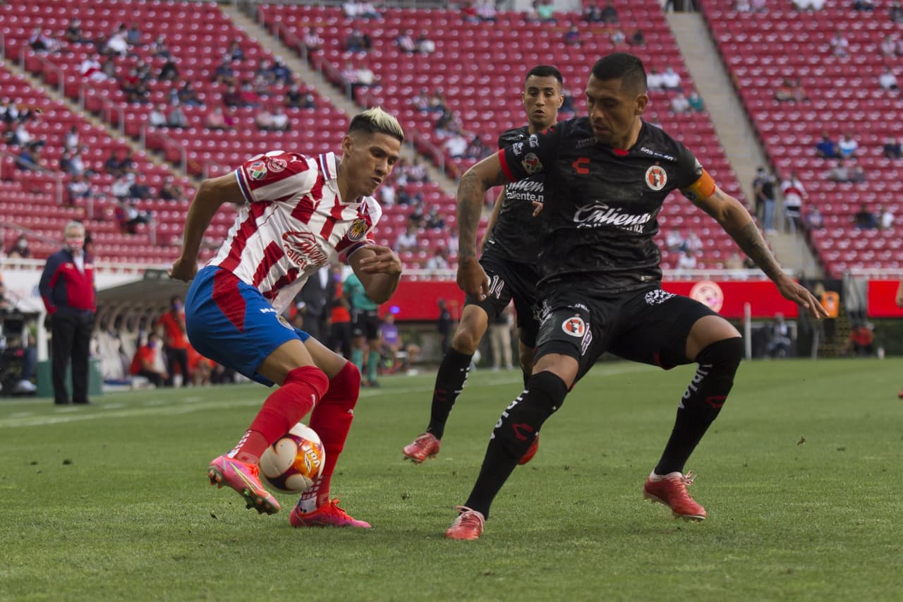 Chivas consolidó su dominio sobre Tijuana y logra imponerse para seguir en la pelea por el Repechaje.