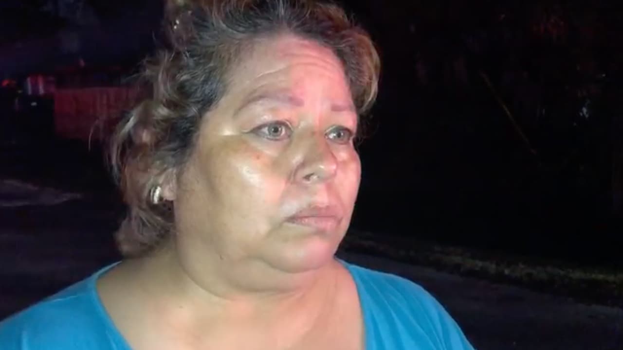 De acuerdo con la propietaria de la casa, el fuego comenzó en casa de los vecinos que recientemente se mudaron al área.