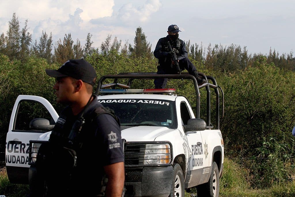 Hombres con potentes armas matan a dos policías en una emboscada en Michoacán