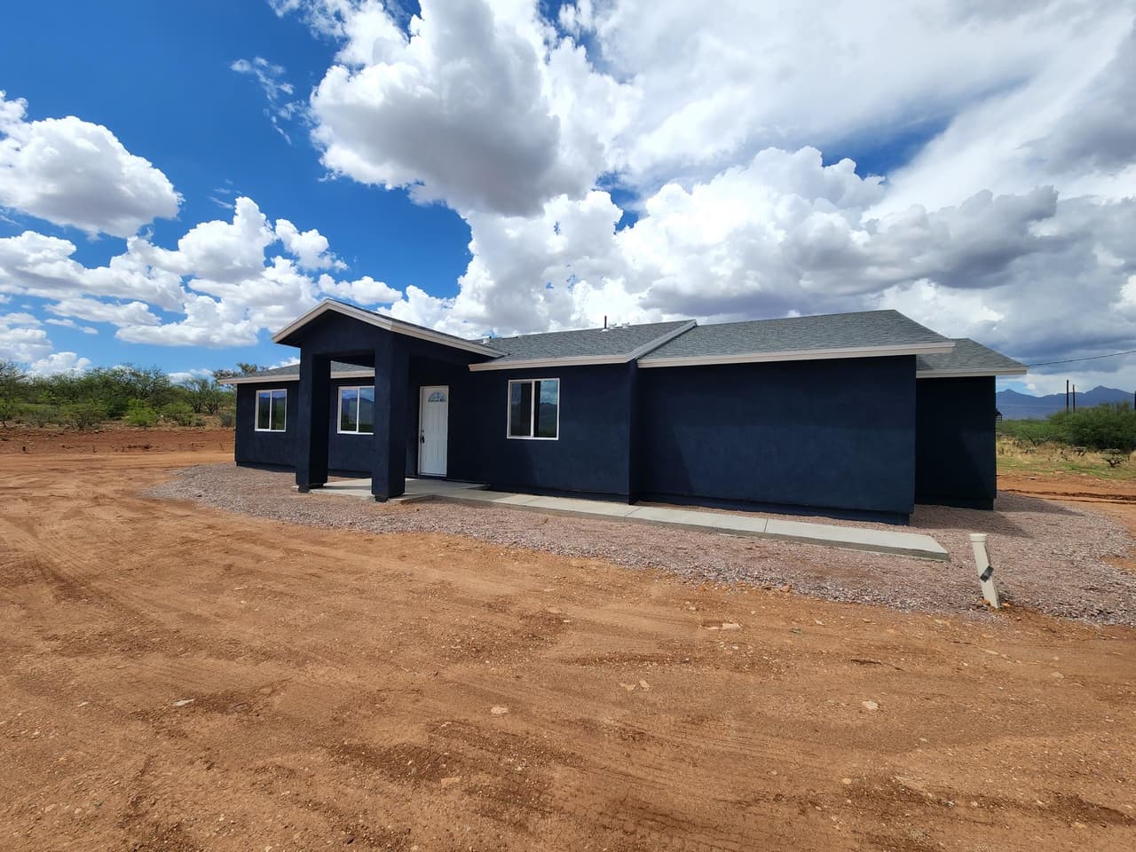 A través del proceso de autoayuda, las familias ganan un promedio de $80,000 en capital de trabajo al contribuir con el 65 % de la mano de obra de construcción. Además, los participantes aprenden habilidades de construcción, que pueden traducirse en oportunidades de empleo y un nivel de vida más alto.