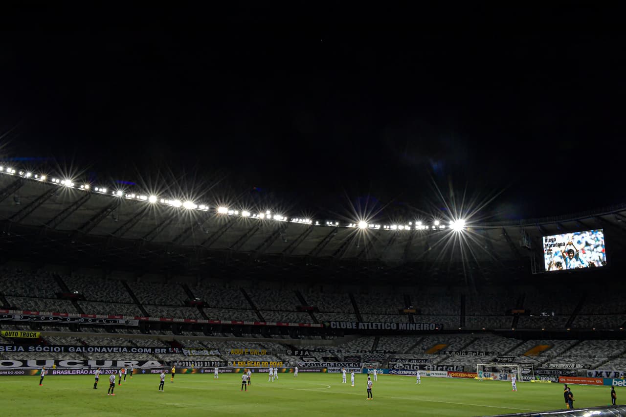 En el estadio de Belo Horizonte, en Brasil, jugadores del Botafogo y el Atletico Mineiro guardaron un minuto de silencio en conmemoración al exastro argentino Maradona.