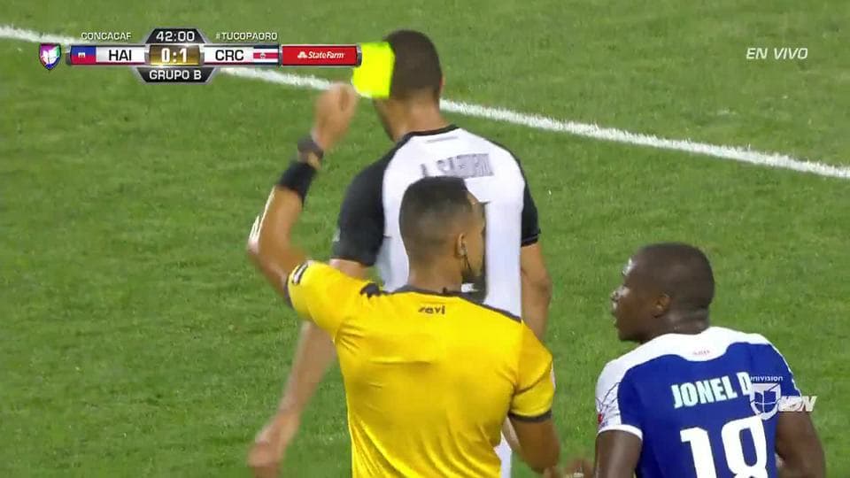 Tarjeta amarilla. El árbitro amonesta a Álvaro Saborio de Costa Rica