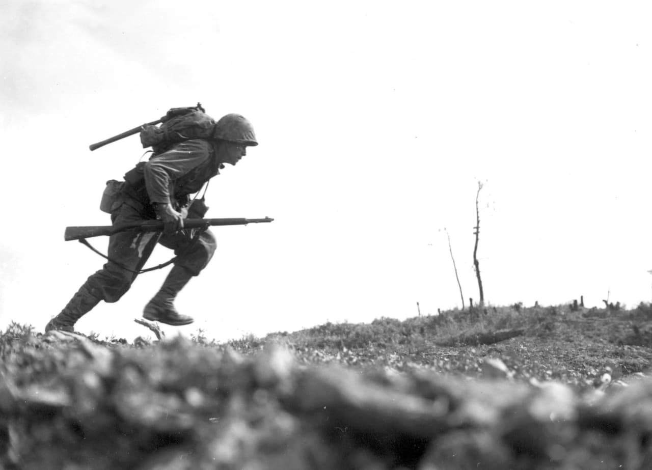Un soldado de la marina estadounidense durante un avance de las tropas que tomó más de 8 horas de fuego cruzado y 125 bajas, el 10 de mayo de 1945. La invasión de los Aliados a la isla de Okinawa fue parte de un plan para ocupar las islas Ryukyu y cercar a Japón desde el sur. Se convirtió en la última gran batalla de la Segunda Guerra Mundial, y una de las más largas y sangrientas.
<br>