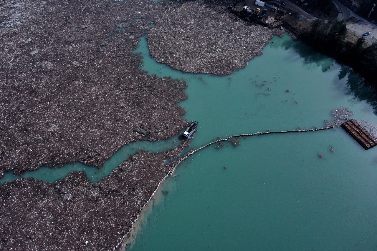 <b>Contaminación indetenible en Bosnia</b>
<br>
<br>Esta foto aérea muestra basura flotando en el río Drina, en el este de Bosnia, el 24 de febrero. Activistas ambientales en ese país advierten que toneladas de basura que flotan sobre los ríos del país balcánico ponen en peligro el ecosistema local y la salud de las personas.
<br>
<br> El río Drina ha estado cubierto durante semanas con basura que se ha acumulado más rápido de lo que las autoridades pueden sacar.