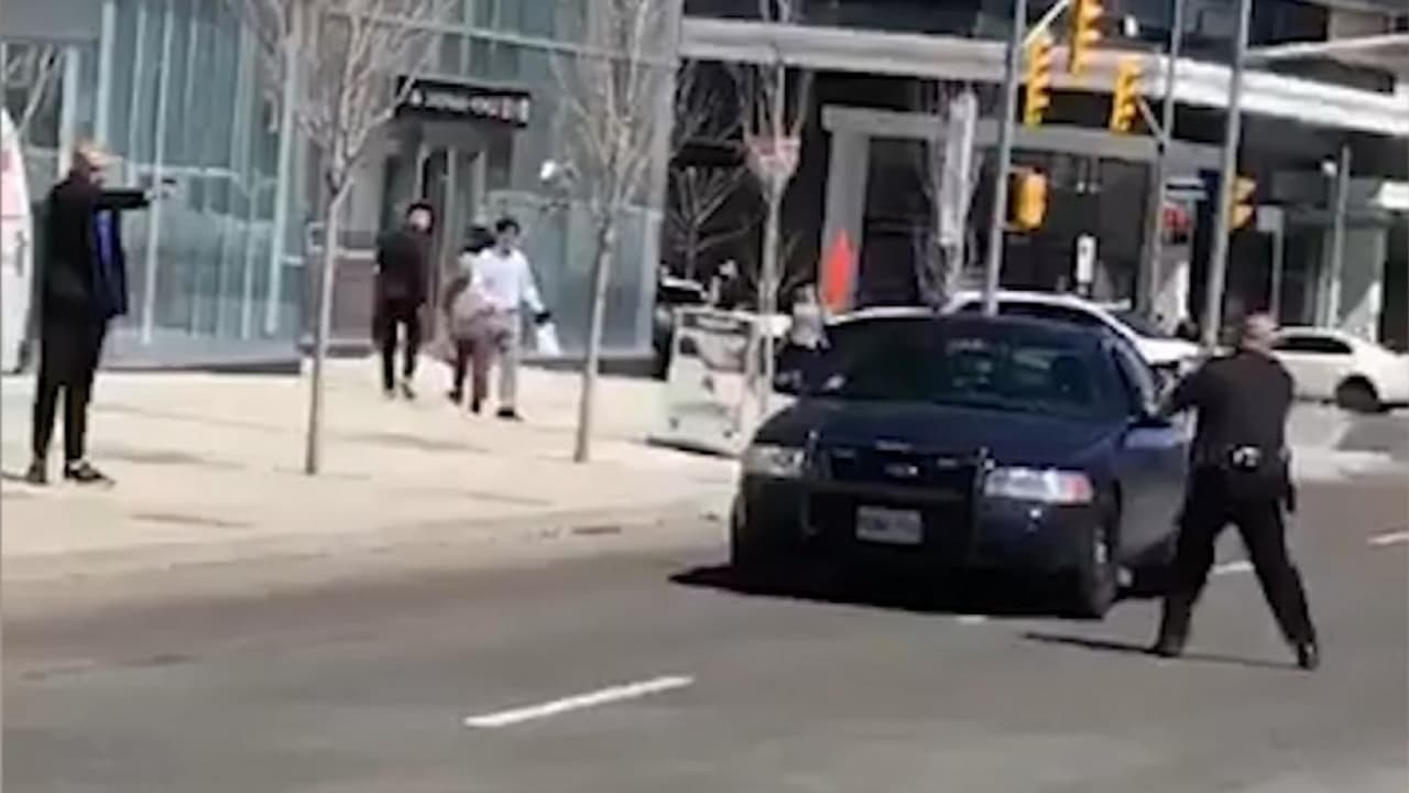 "Tengo un arma", amenazó el atacante de Toronto; "Me da igual", respondió el policía que acabó sometiéndolo sin un solo tiro
