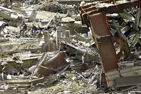 El 11 de septiembre Estados Unidos fue víctima de horrendos ataques terroristas: Al Qaeda secuestró e impactó cuatro aviones contra varios objetivos y que causaron la muerte y destrucción, siendo el episodio que precedería a la guerra de Afganistán y a la adopción por el Gobierno estadounidense y sus aliados de la política denominada de Guerra contra el terrorismo. Los atentados fueron cometidos por diecinueve miembros de la red yihadista Al-Qaida,1 divididos en cuatro grupos de secuestradores, cada uno de ellos con un terrorista piloto que se encargaría de pilotar el avión una vez ya reducida la tripulación de la cabina. Los aviones de los vuelos 11 de American Airlines y 175 de United Airlines fueron los primeros en ser secuestrados, siendo ambos estrellados contra las dos torres gemelas del World Trade Center, el primero contra la torre Norte y el segundo poco después contra la Sur, provocando que ambos rascacielos se derrumbaran en las dos horas siguientes.2 3 El tercer avión secuestrado pertenecía al vuelo 77 de American Airlines y fue empleado para ser impactado contra una de las fachadas del Pentágono, en Virginia. El cuarto avión, perteneciente al vuelo 93 de United Airlines, no alcanzó ningún objetivo al resultar estrellado en campo abierto, cerca de Shanksville, en Pensilvania, tras perder el control en cabina como consecuencia del enfrentamiento de los pasajeros y tripulantes con el comando terrorista.