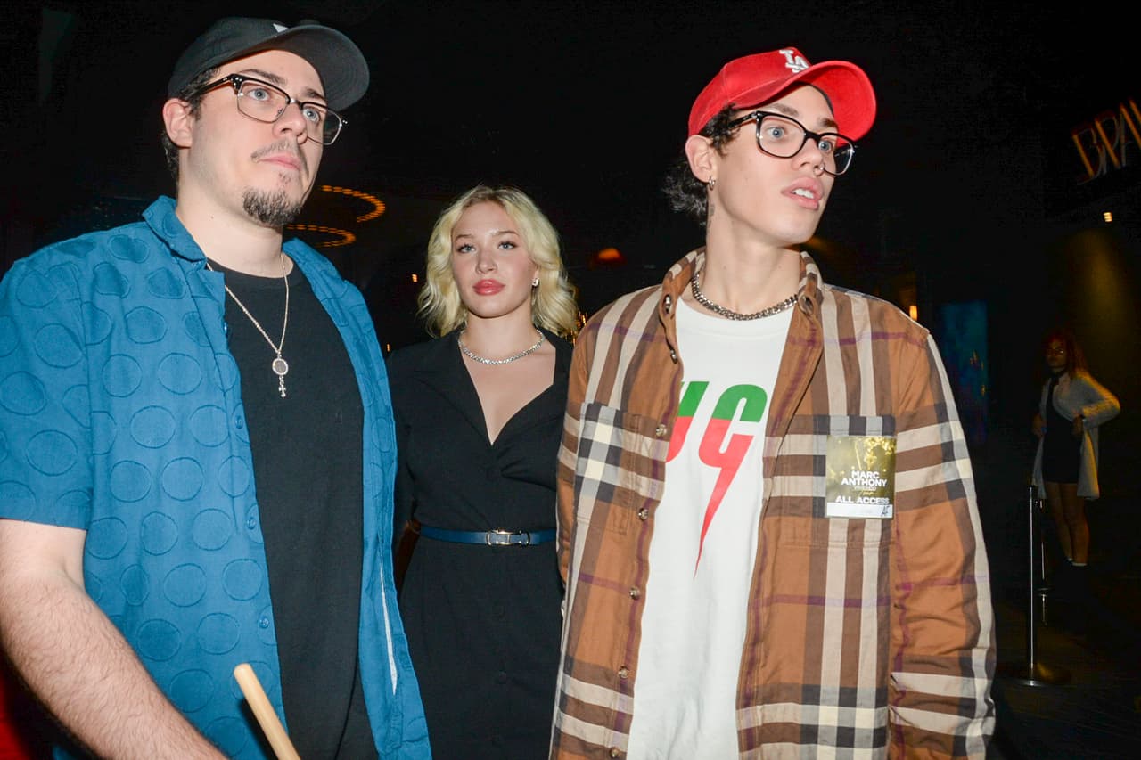 Lo que llamó la atención es que también fueron captados los 
<b><a href="https://www.univision.com/famosos/hijo-menor-marc-anthony-dayanara-torres-18-anos-ryan-muniz-torres-fotos-actuales" target="_blank">dos hijos que el artista tuvo con Dayanara Torres</a></b>
<a href="https://www.univision.com/famosos/hijo-menor-marc-anthony-dayanara-torres-18-anos-ryan-muniz-torres-fotos-actuales" target="_blank">:</a> Cristian (21 años) y Ryan Muñiz (19).
<br>