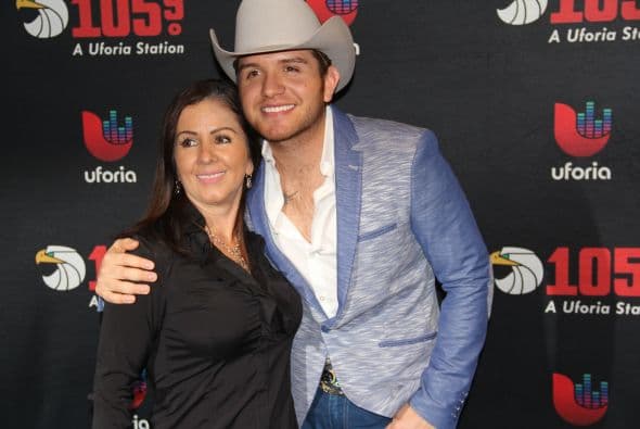 El Dasa no solo deleitó a sus fans con su voz y carisma, también compartió con ellos tomándose fotos antes del concierto. 