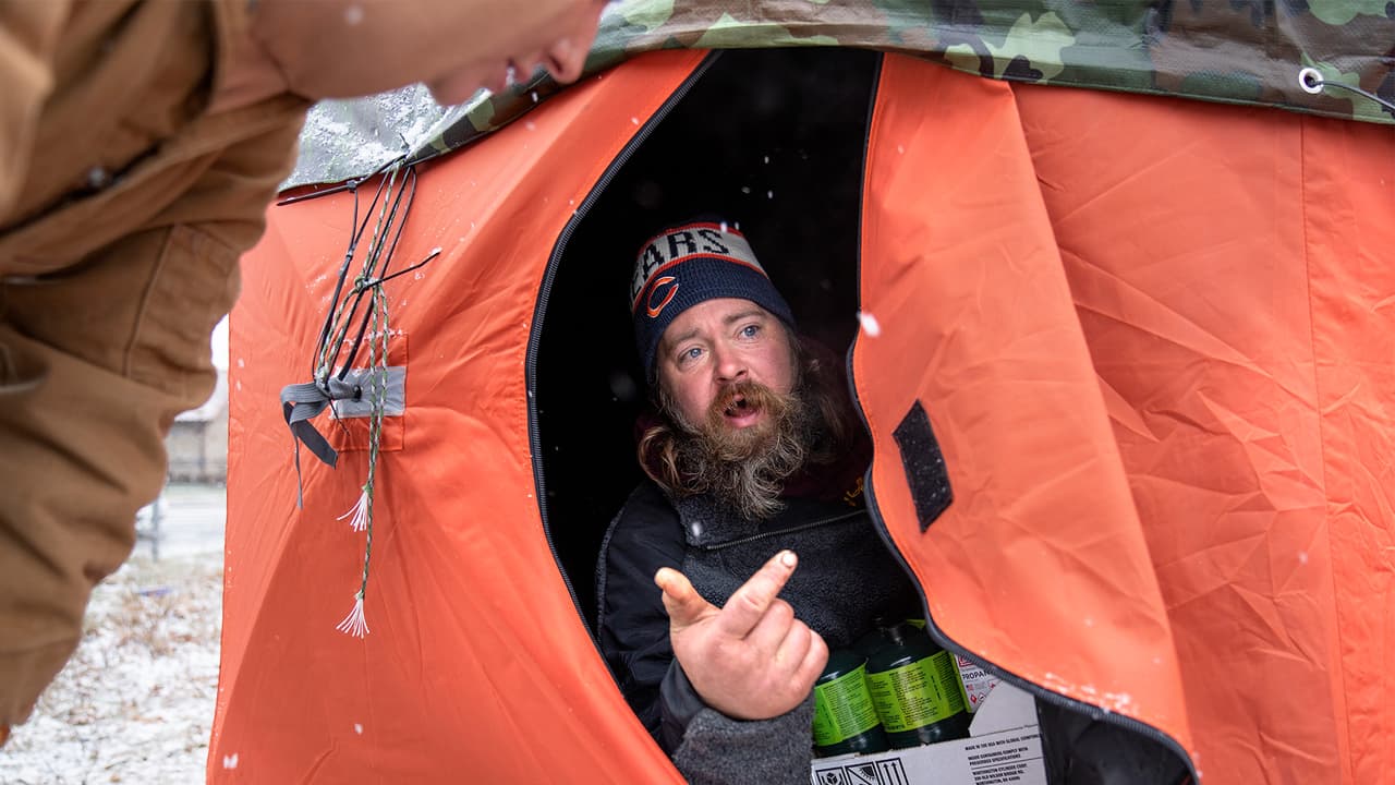 Robledo comenzó a repartir tiendas en algunas zonas de Chicago. A diferencia de las tiendas de campaña convencionales, las que Robledo reparte están diseñadas para pescar en zonas árticas, por lo que soportan mejor las condiciones de frío. En la imagen, uno de los voluntarios de la organización de Robledo habla con uno de los beneficiarios.