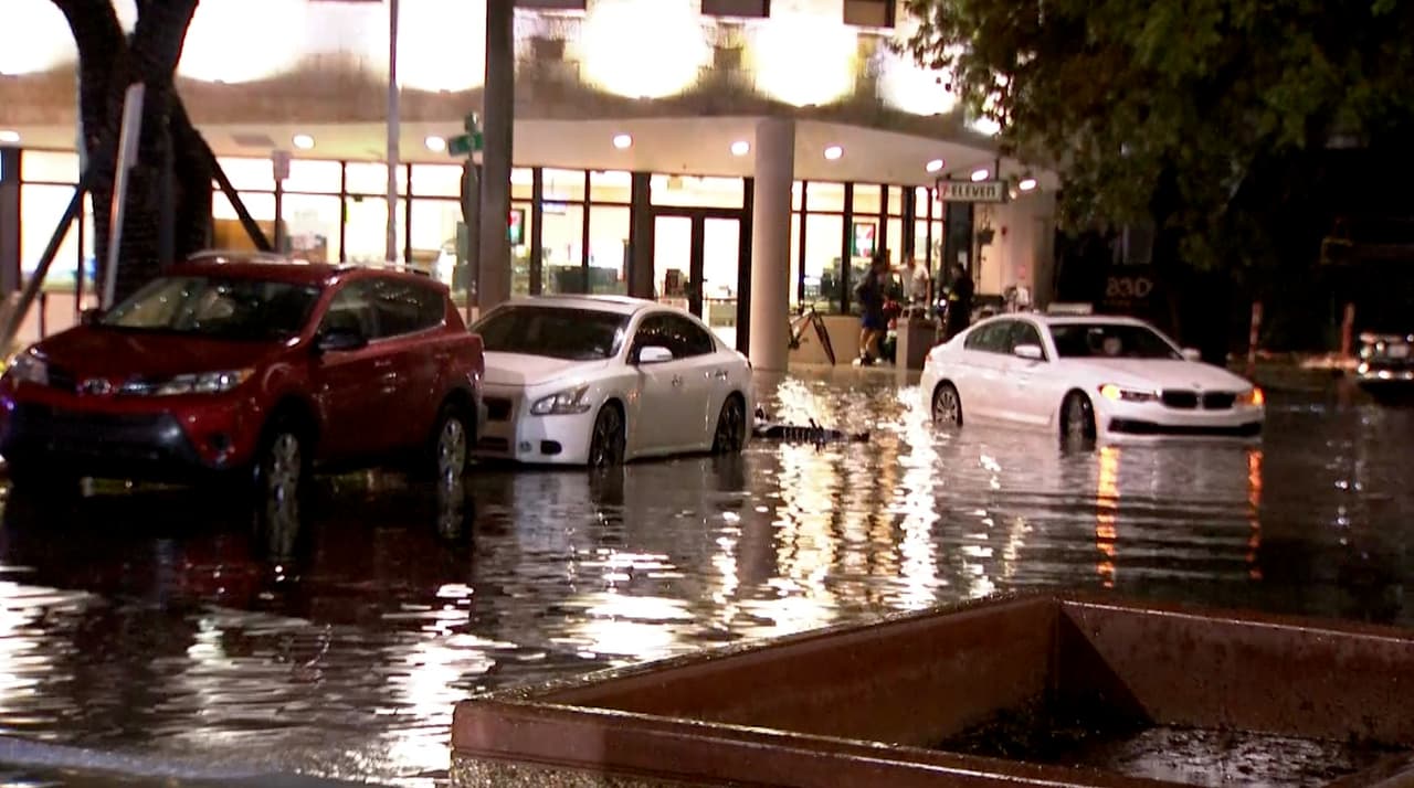 Brickell es una de las zonas de Miami que más sufre con las inundaciones cuando llueve, pues por estar cerca a la bahía, en ocasiones se combina la marea alta con las lluvias, acumulándose en las calles todo el agua que no tiene salida.