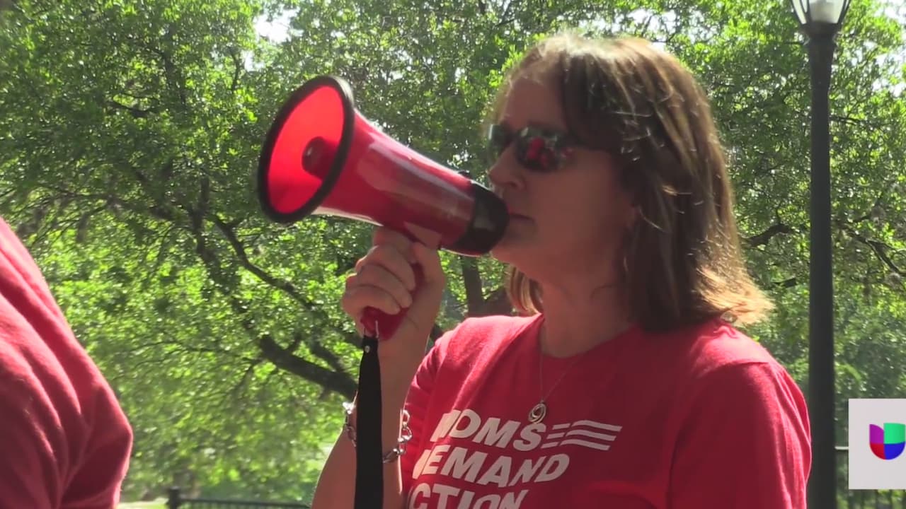 El gobernador de Texas, Greg Abbott, firmó el proyecto HB1927, convirtiendo en ley la medida que permite a los residentes mayores de 21 años portar armas sin necesidad de tener una licencia para su portación.