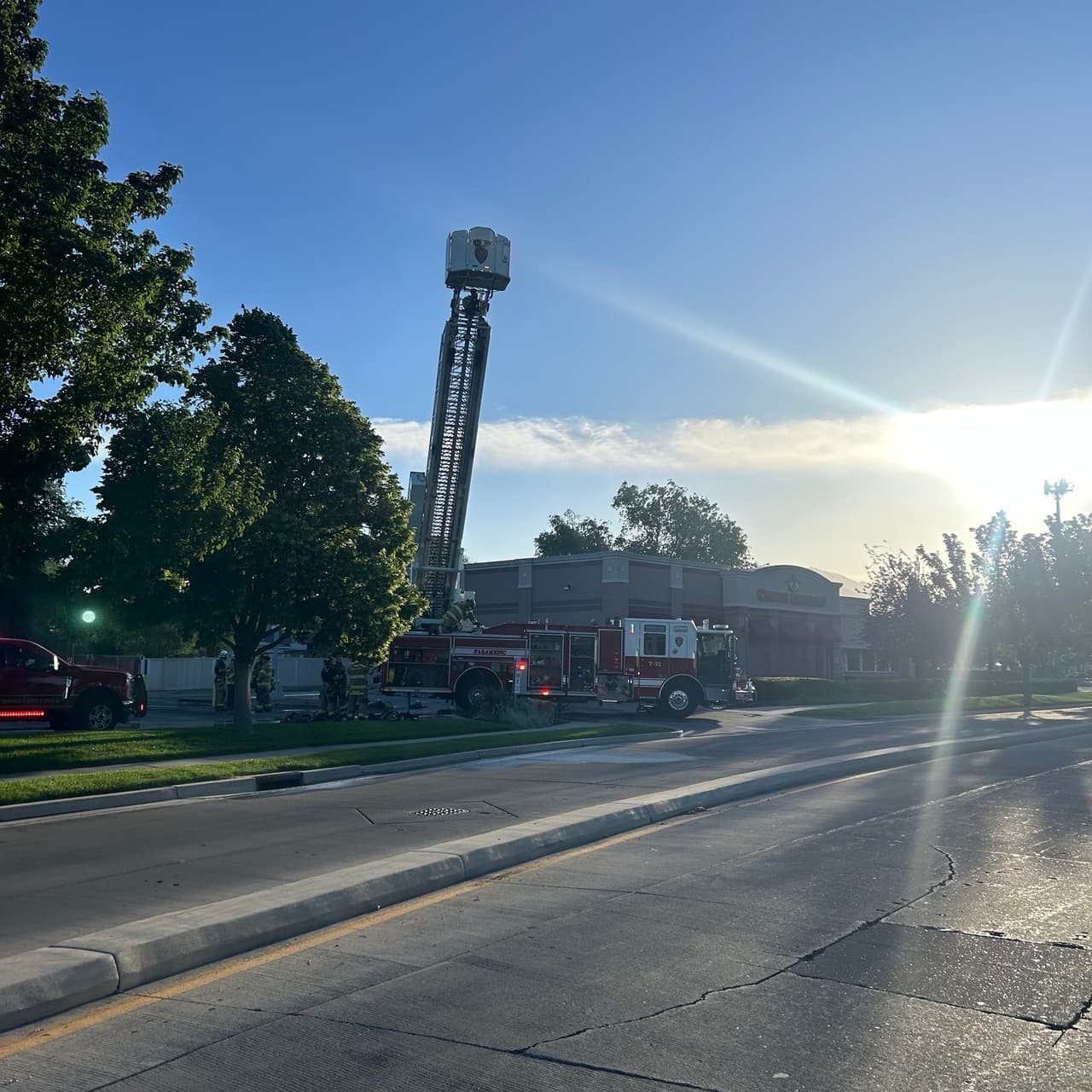 Ningún bombero resultó herido; tampoco 
<b>había nadie en el edificio cuando ocurrió el incendio</b>. Las causas de este siniestro se encuentran bajo investigación de las autoridades locales.