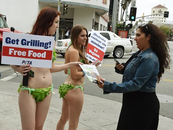 Activistas de la organización ‘PETA’ lanzaron una creativa campaña para impulsar el uso y consumo de productos vegetarianos durante las fiestas de Memorial Day.