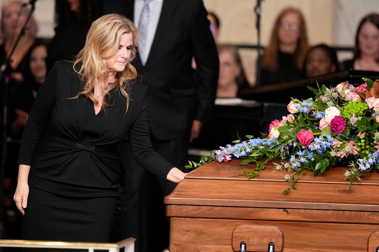 Trisha Yearwood toca el ataúd después de interpretar "Imagine" en un servicio de homenaje a la ex primera dama Rosalynn Carter en la Iglesia Glenn Memorial de la Universidad Emory.