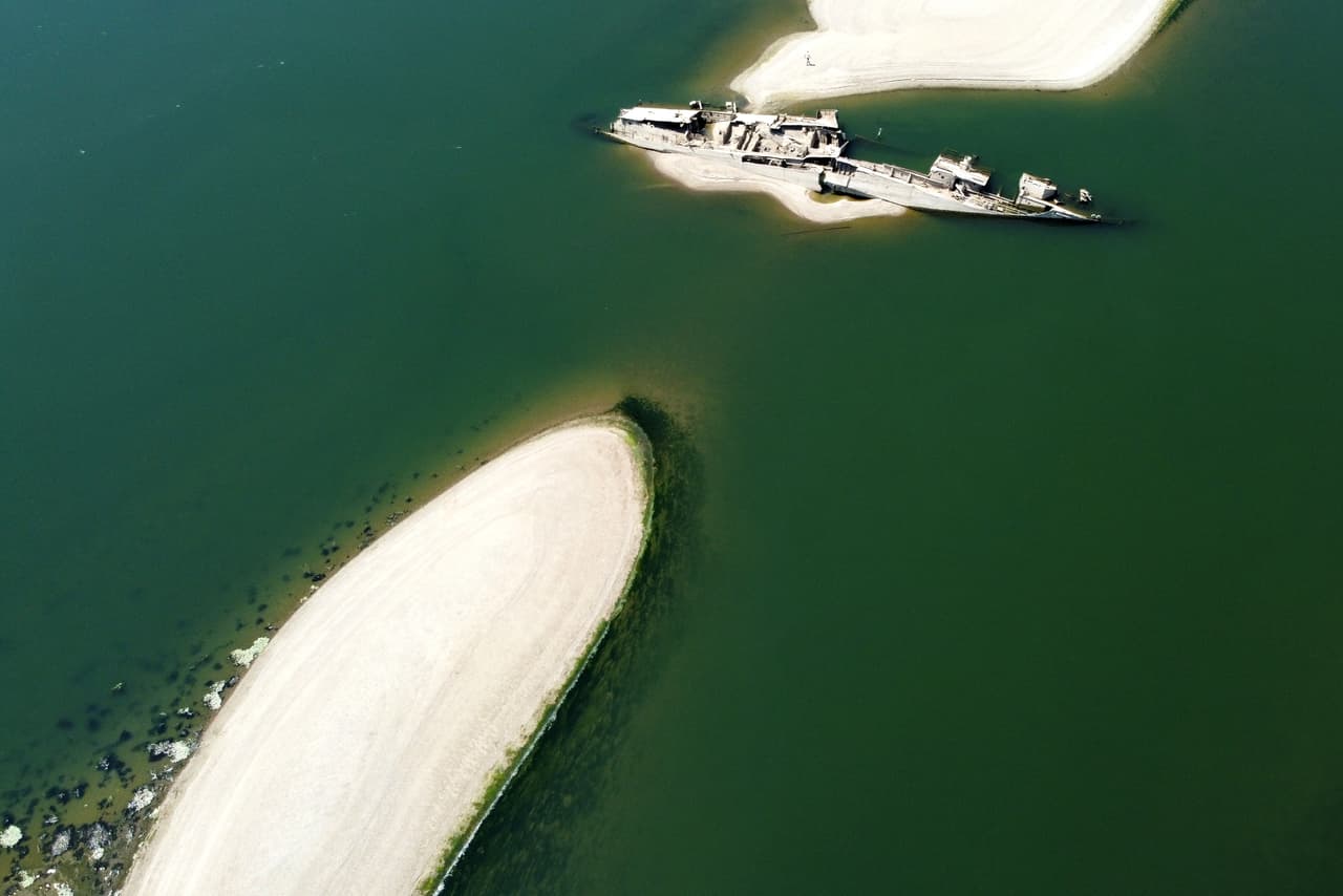 Los restos de un buque de guerra alemán de la Segunda Guerra Mundial emergen debido a la sequía frente a Djerdap II, una gran presa en el río Danubio situada entre Rumanía y Serbia, cerca de Prahovo (Serbia), el martes 4 de agosto de 2026.