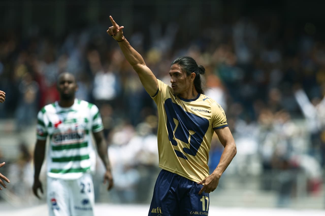 <b>Juan Francisco Palencia en Cruz Azul:</b> el goleador llegó en 2007 y fue dos veces campeón de Liga MX en 2009 y 2011, en un ejemplo de un jugador que fue ídolo en ambos clubes.