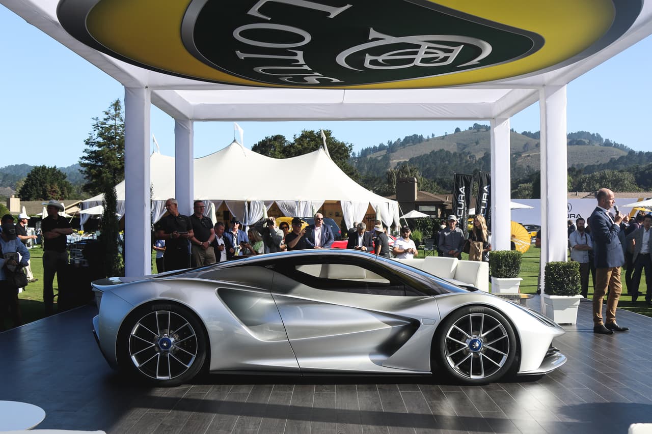 <b>Lotus Evija</b>
<br>
<br>El Evija es el primer modelo que Lotus presenta desde que en 2017 el fabricante británico fuera adquirido por Geely. Se trata de un hiperdeportivo con cuatro motores eléctricos con la capacidad de generar un equivalente de 1,972 caballos de fuerza y 1,253 lb-pie de torque. Olvidémonos del 0 a 60 mph, el Lotus Evija acelera de 0 a 186 mph en tan sólo 8.6 segundos, es decir, 4 segundos más rápido que el 
<a href="https://www.univision.com/noticias/a-bordo/bugatti-chiron-prueba-a-bordo-completa-video" target="_blank">Bugatti Chiron</a>.