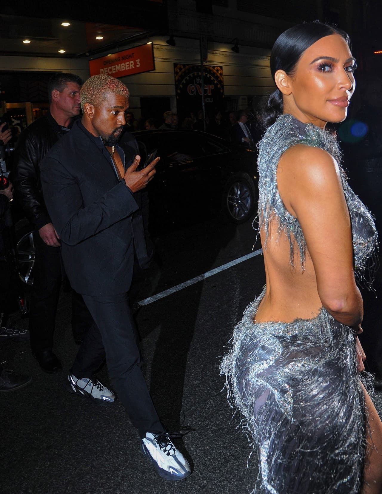 Varios medios reseñaron que 
<b><a href="https://www.dailymail.co.uk/tvshowbiz/article-6457041/Kim-Kardashian-stuns-shredded-silver-gown-opening-night-Cher-Broadway.htmlhttp://">Kim Kardashian enfrentó problemas con la zona del busto</a></b> y tuvo que retirarse de la alfombra roja por unos instantes para reajustarse el vestido y regresar para posar.