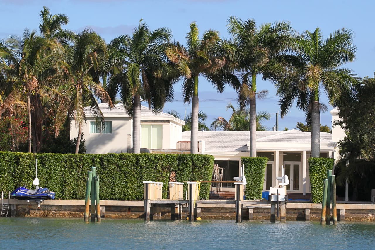 La casa cuenta con siete habitaciones, ocho baños, gimnasio, sala de billar, terraza, alberca, además de un embarcadero privado.