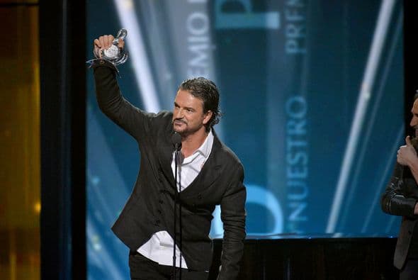 El cantautor recibió el galardón con mucha emoción.