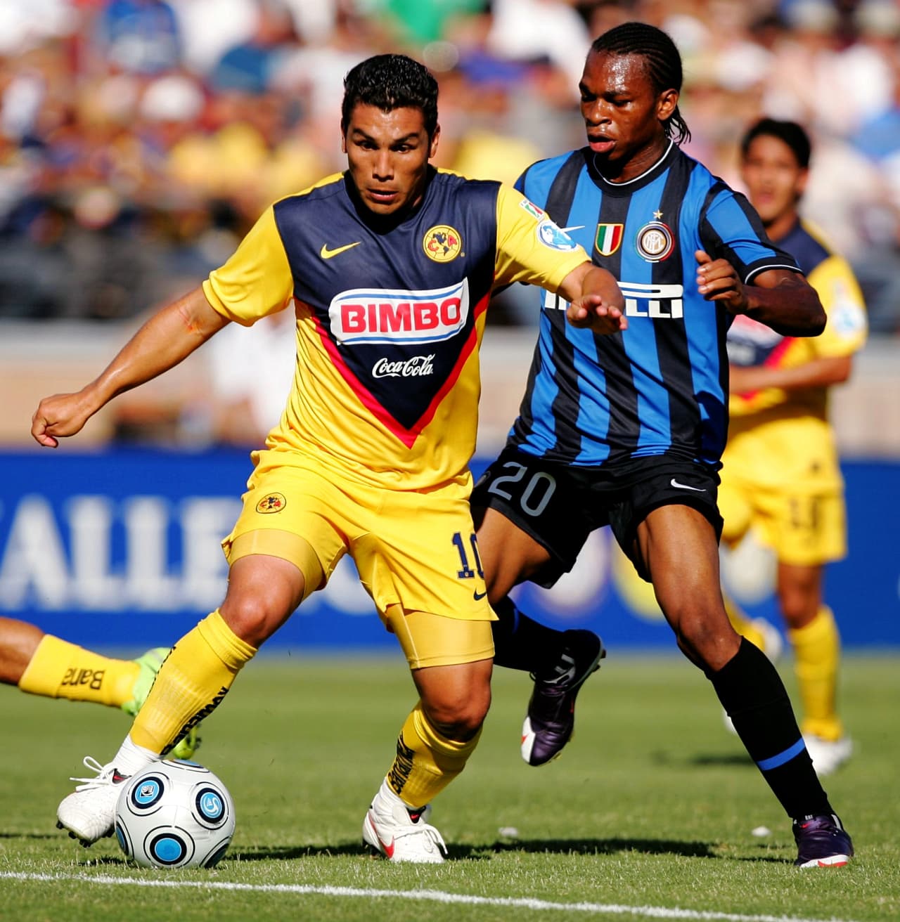 3.- 
<b>Salvador Cabañas</b>: Vistió la playera de Jaguares de Chiapas y las Águilas del América. Marcó 98 goles con la camiseta azulcrema bicándose dentro del ’Top 7’. Nunca fue campeón de Liga pero dio una gran muestra de su talento. Su carrera acabó de manera lamentable tras un atentado que sufrió en la Ciudad de México.