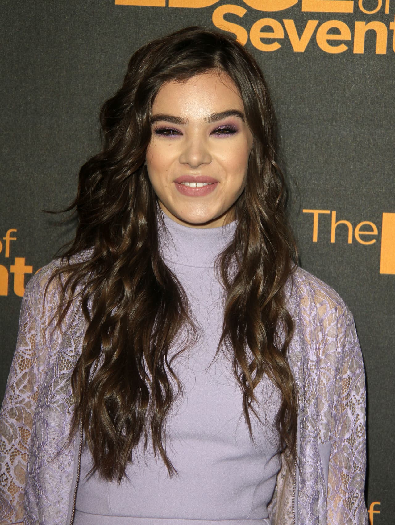 Hailee Steinfeld es una actriz y cantante estadounidende de 20 años de edad.