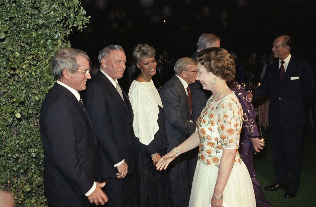 La reina Isabel II y su esposo acudieron a la ciudad de
<b>Los Ángeles</b>, donde fueron recibidos por el alcalde Tom Bradley. Tuvieron la oportunidad de conocer algunos estudios cinematográficos y se ofreció una cena en su honor, en la cual convivieron con algunas personalidades de la época como
<b>Frank Sinatra</b>.