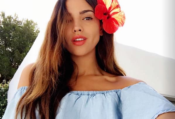 Ella sabe perfectamente lo que un buen accesorio puede hacer por su outfit, por eso es frecuente que recurra a collares, flores o gargantillas hermosas. 
<br>