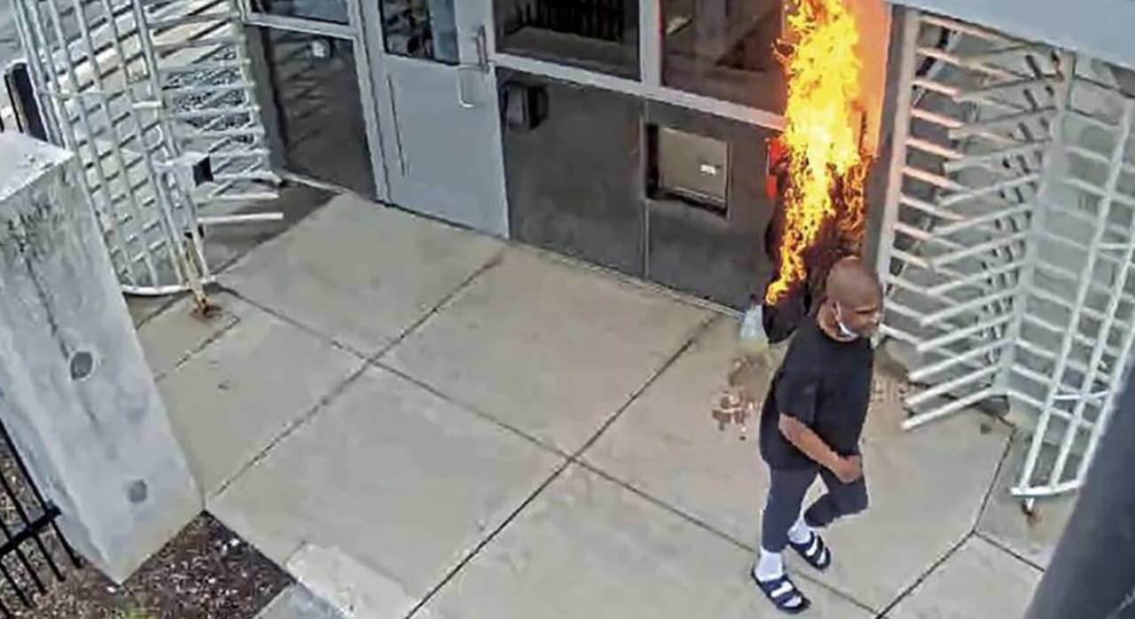 Sujeto es acusado incendiar cabina de seguridad en la sede del FBI en Chicago