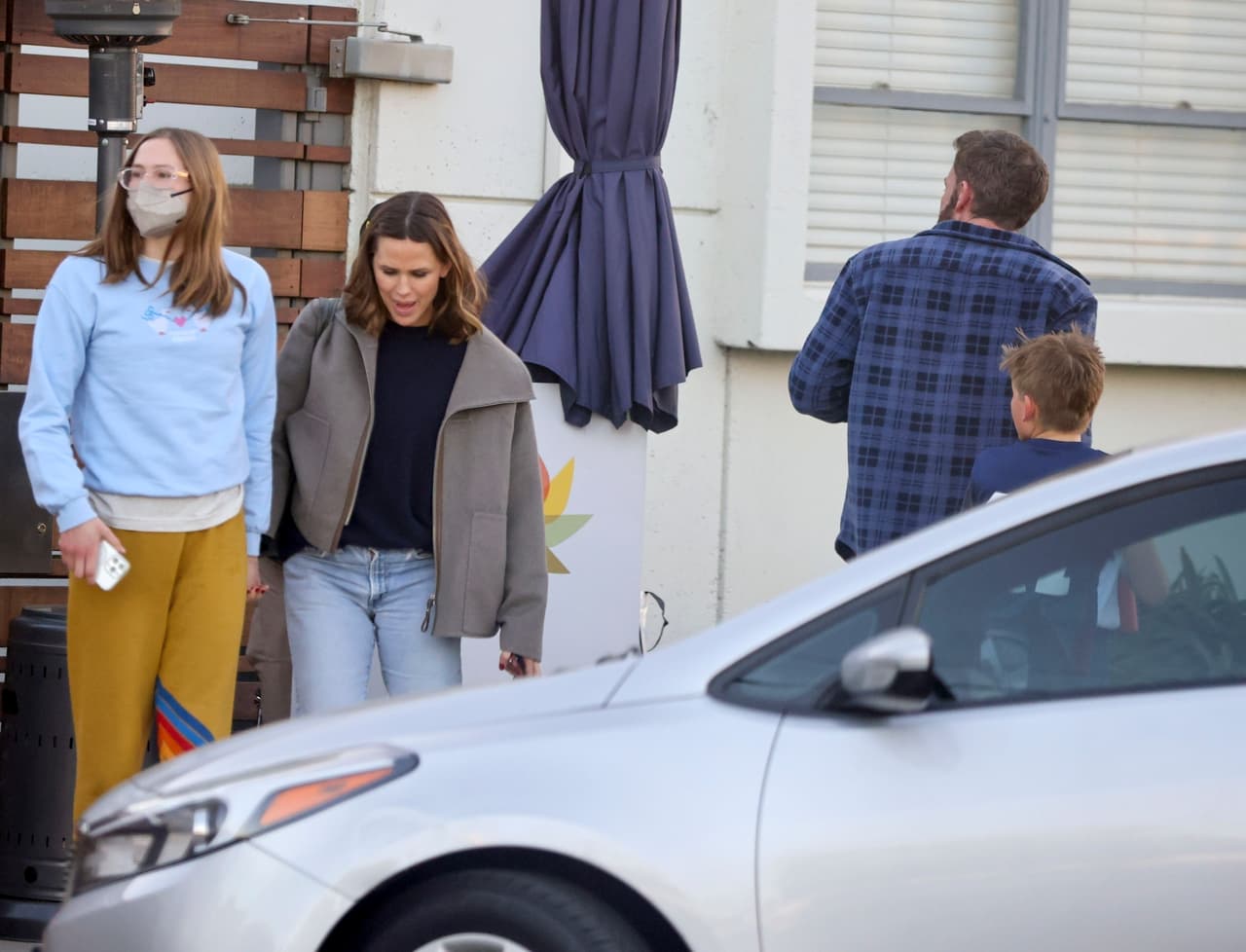 El look del actor era relajado con un par de jeans negros, camisa de franela y tenis.
<br>