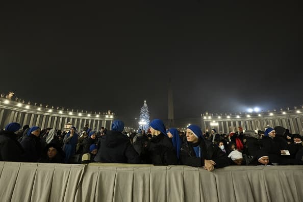 Monjas de varias congregaciones reunidas desde temprano en la plaza de San Pedro para despedir al papa emérito Benedicto XVI. Al finalizar la ceremonia pública, su cuerpo fue enterrado en las grutas vaticanas, en un acto privado.
