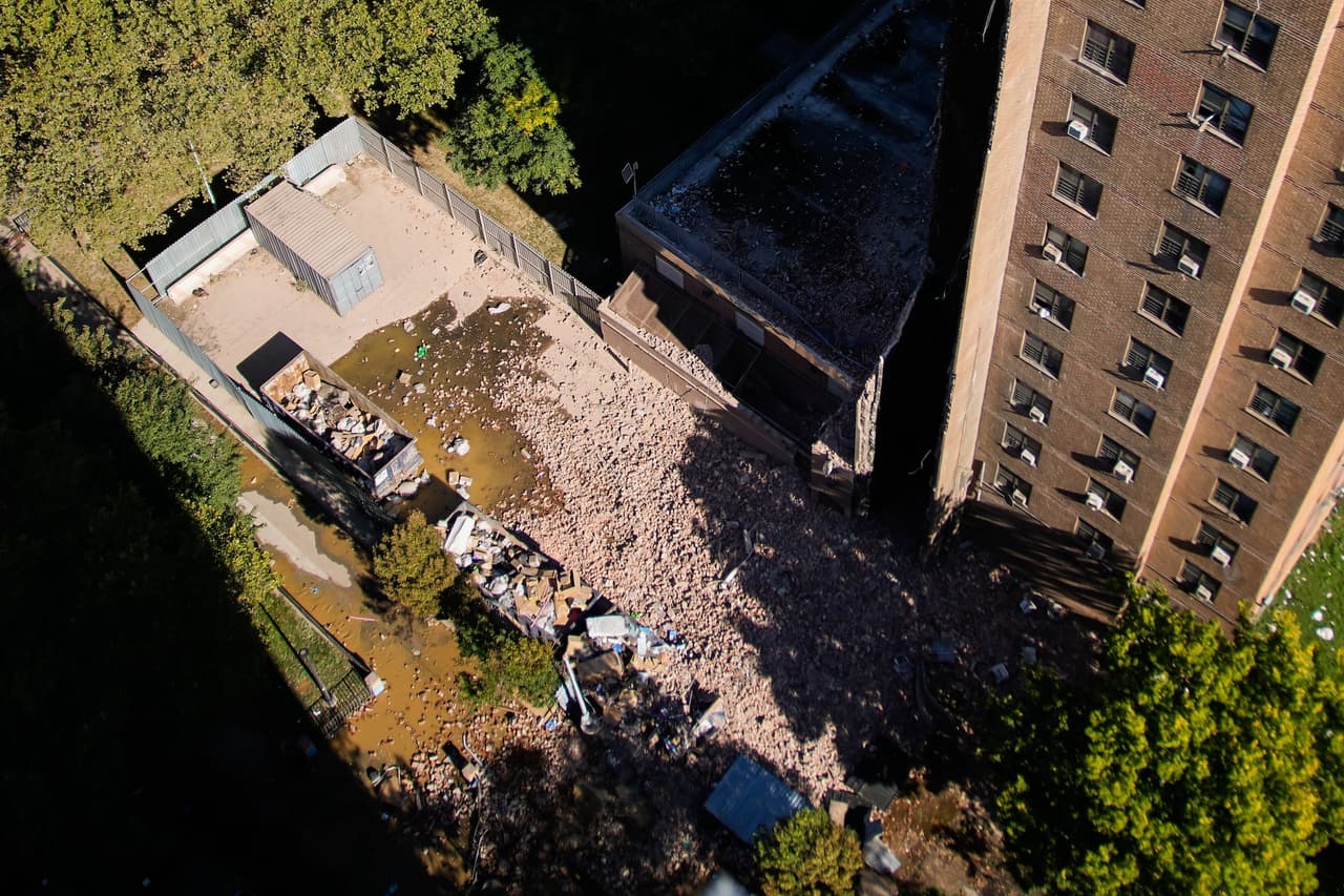 Los líderes comunitarios advierten que el complejo afectado, con más de 60 años de antigüedad,
<b> requiere al menos 70 millones de dólares en reparaciones,</b> incluyendo techos, elevadores, calderas y ventanas.