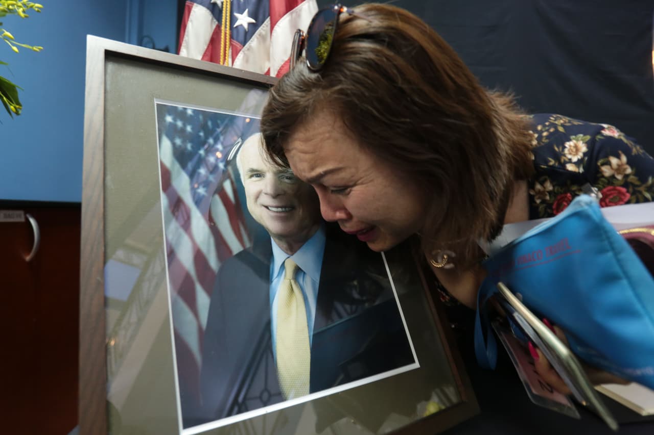 Mai Tran, una mujer estadounidense de ascendencia vietnamita, llora junto al retrato del fallecido senador en Hanoi, Vietnam. McCain fue prisionero de guerra en ese país desde 1967 hasta 1973.