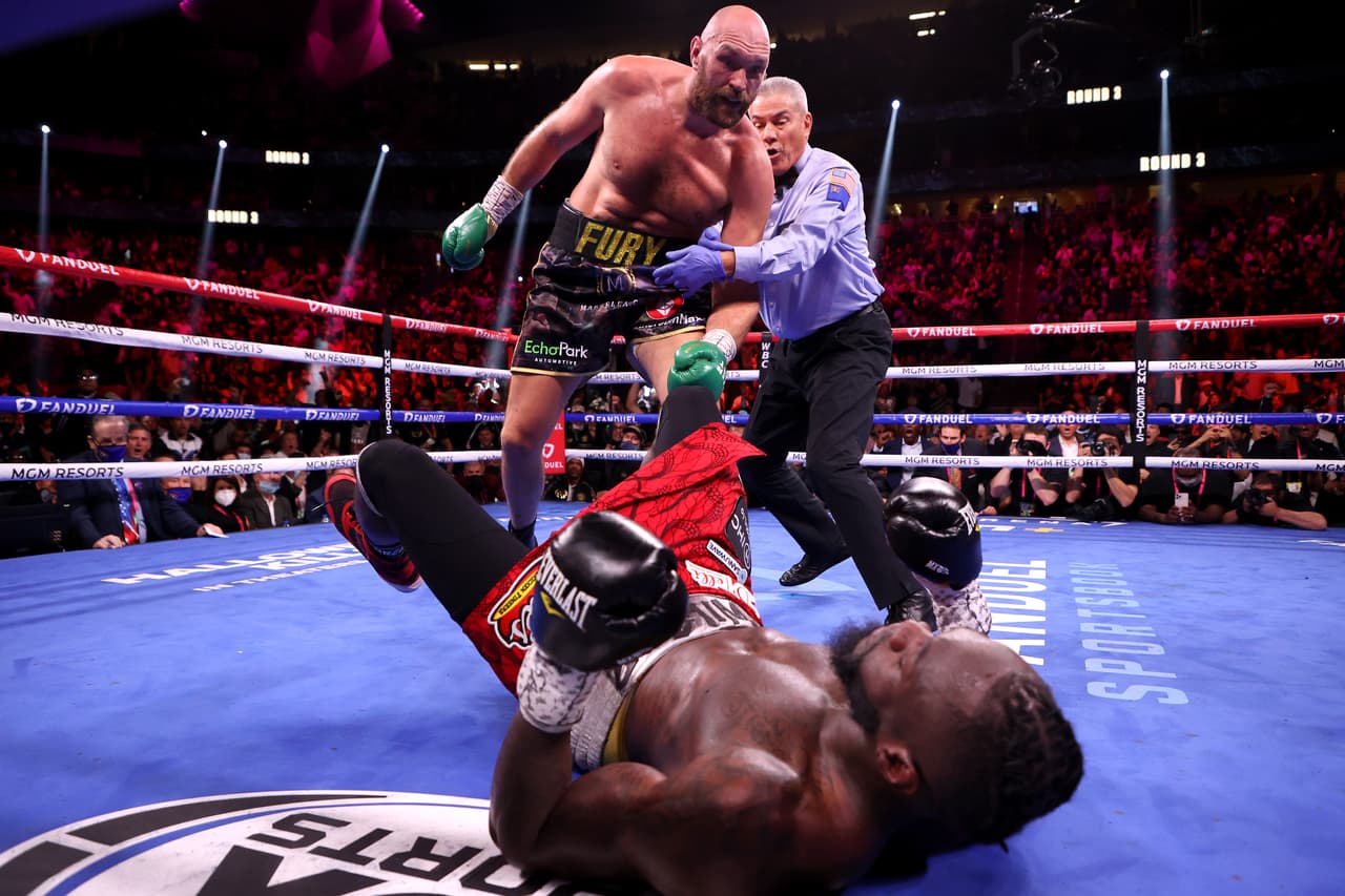 Tyson Fury derrotó por la vía de nocaut a Deontay Wilder en un plaito que no tuvo tregua, ambos boxeadores visitaron la lona.