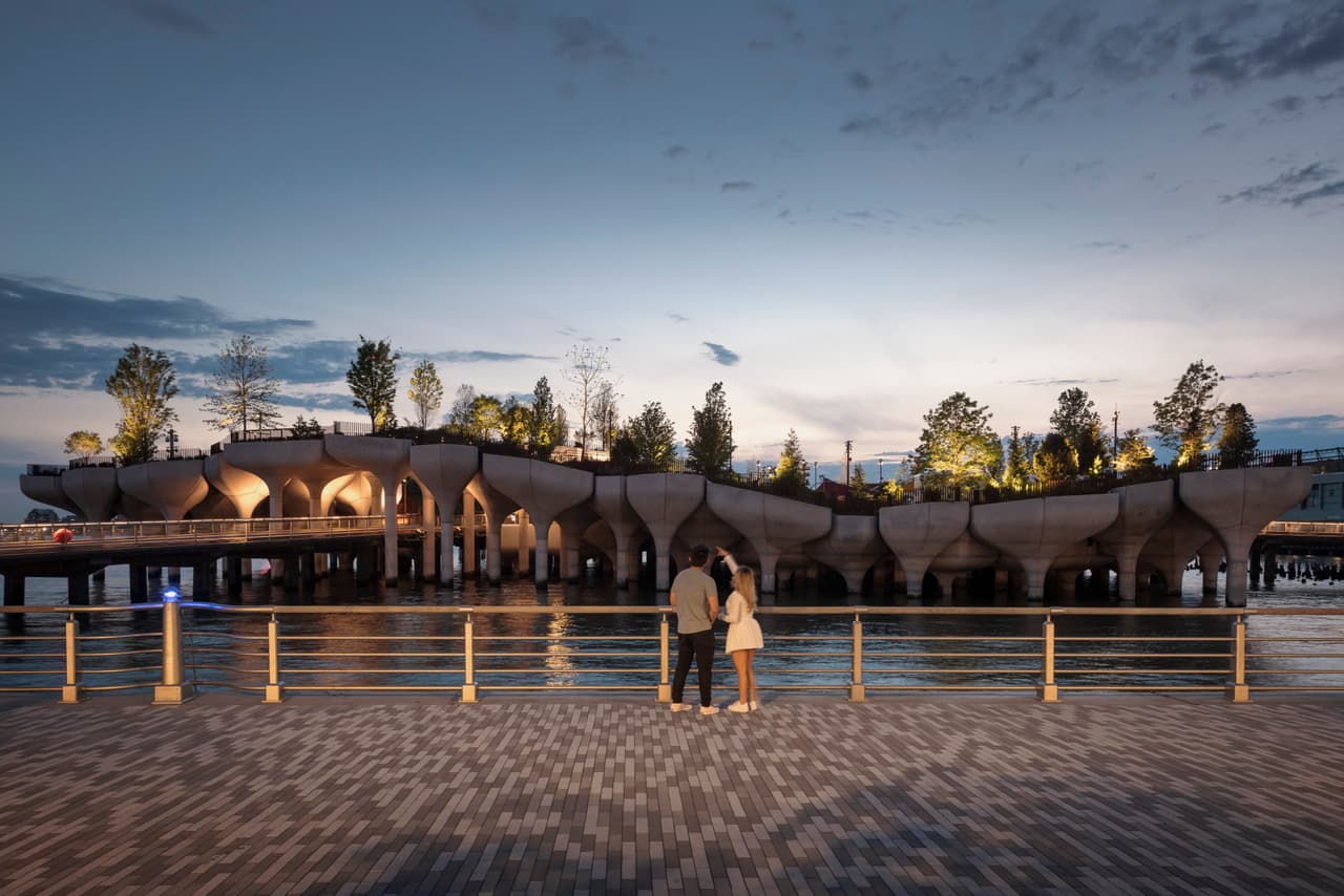 El 
<a href="https://www.univision.com/local/nueva-york-wxtv/en-fotos-asi-luce-pier-26-el-nuevo-parque-junto-al-rio-hudson-en-nyc-fotos">parque ofrece espacios</a> para la serenidad, actuaciones en directo y eventos culturales, y puntos de vista únicos para contemplar la ciudad de Nueva York.