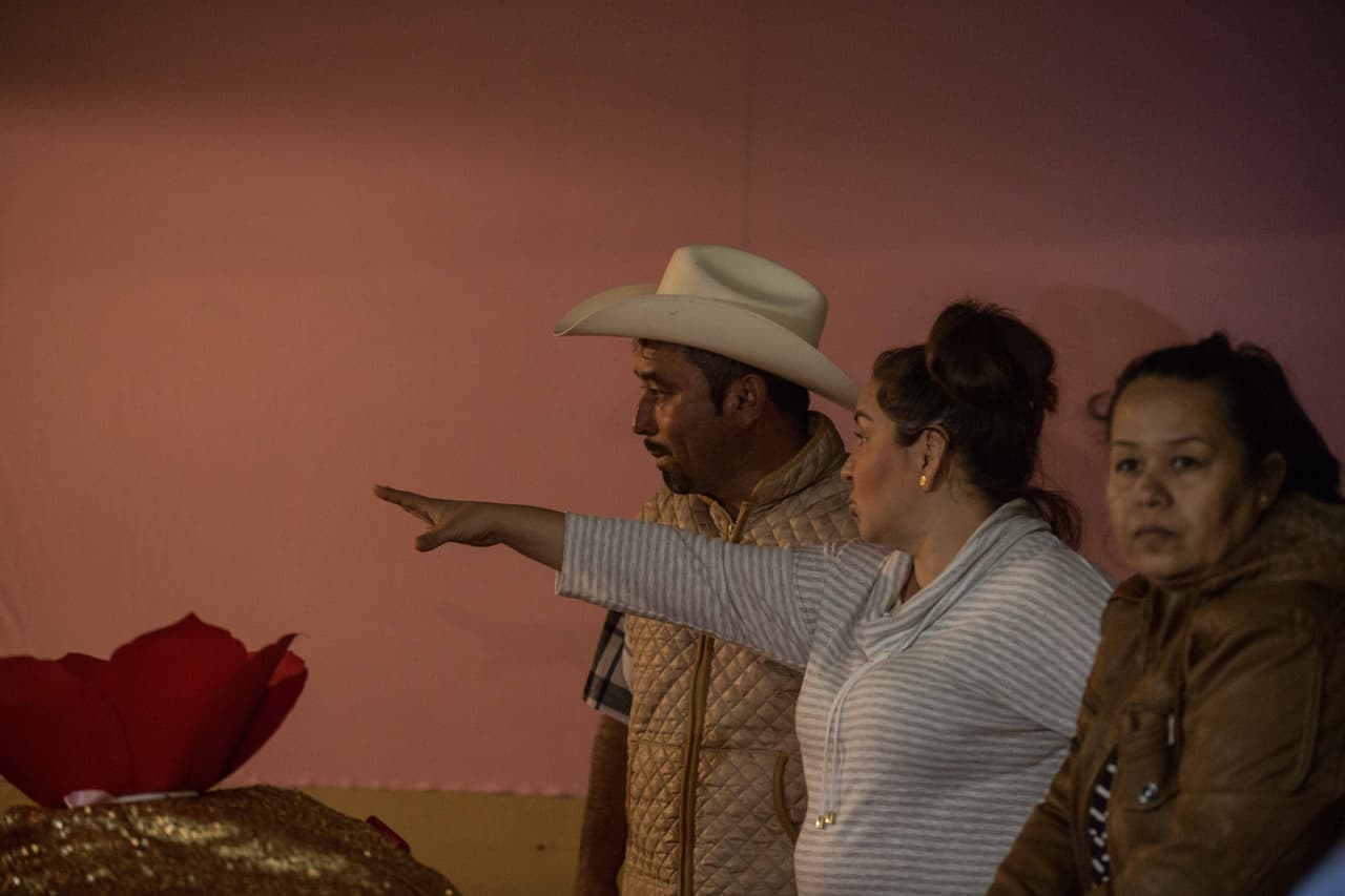 Crescencio Ibarra, el padre de Rubí, supervisando detalles de logística la noche antes de la fiesta. Almudena Toral