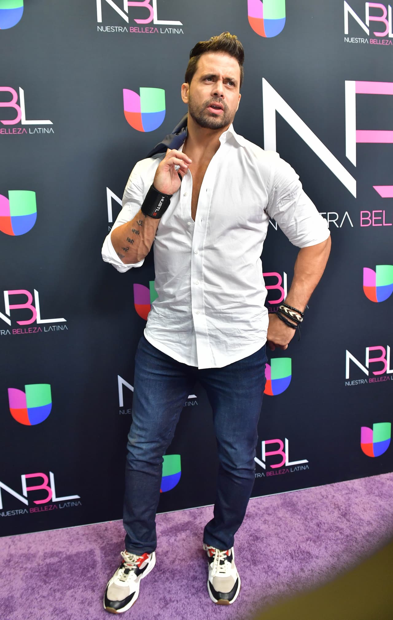Otro invitado de lujo fue el actor Pedro Moreno, quien ya es parte importante de la historia de Nuestra Belleza Latina. En el foro lo pudimos ver con un look muy casual conformado por una camisa, tenis, jeeans y un saco.